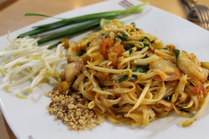 來源: http://www.laurenlovestoeat.com/2012/01/bangkok-pad-thai-at-black-canyon-coffee.html