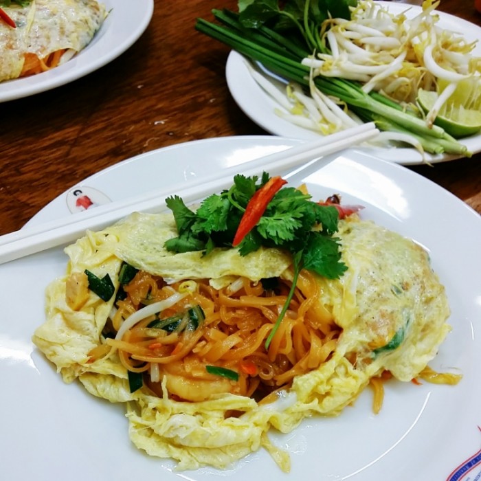 來源: http://fattylane.blogspot.jp/2014/09/bangkok-food-adventures-thip-samai.html