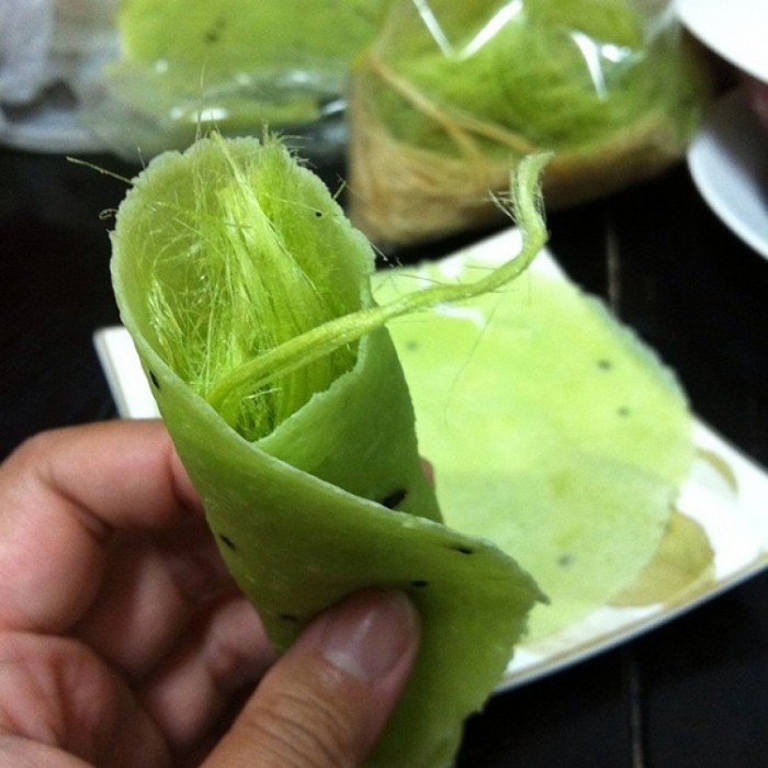 來源: http://www.foodspotting.com/places/363981-watcharapol-market-/items/97895-roti-sai-mai-thai-cotton-candy-burrito-pancake-