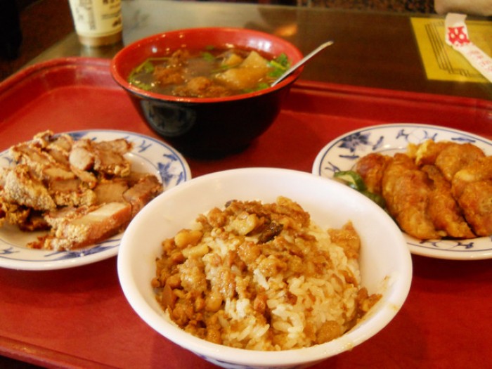 來源: http://rabbit38844.pixnet.net/blog/post/39223707-%E3%80%90%E8%99%8E%E4%BA%82%E5%90%83%E4%B8%80%E9%80%9A%E3%80%91%E3%80%90%E5%9C%93%E5%B1%B1%E7%AB%99%E3%80%91%E5%A3%93%E7%AE%B1%E5%BA%95%E7%9A%84%E4%B8%B8%E6%9E%97%E9%AD%AF%E8%82%89