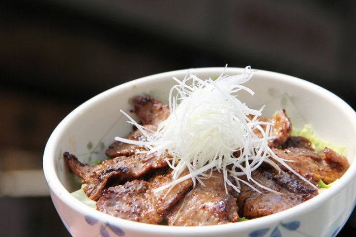來源: http://tsukiji-monzeki.com/shop/donburiichiba/