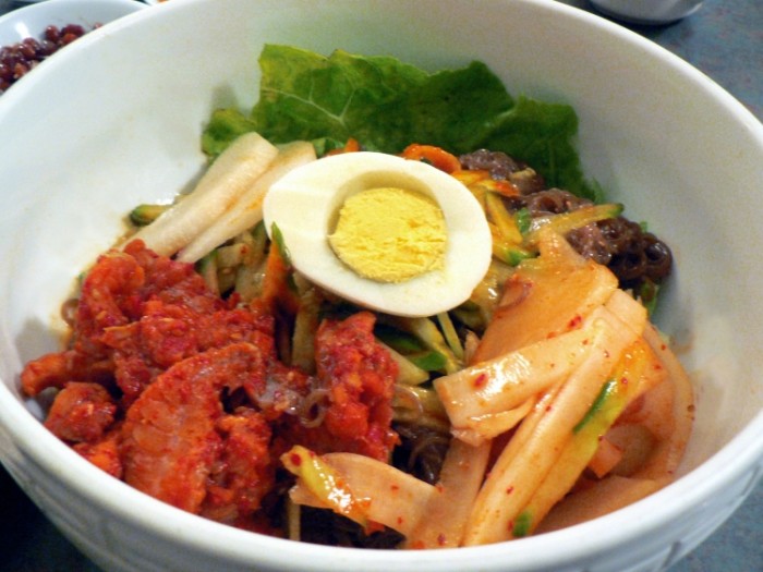 來源: http://commons.wikimedia.org/wiki/File:Korean.food-Hoe.naengmyeon-01.jpg
