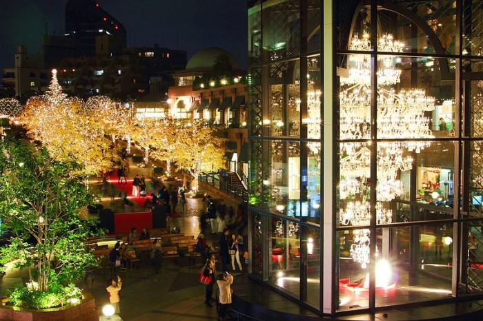 來源: https://commons.wikimedia.org/wiki/File:Yebisu_Garden_Place_at_night_2014.JPG
