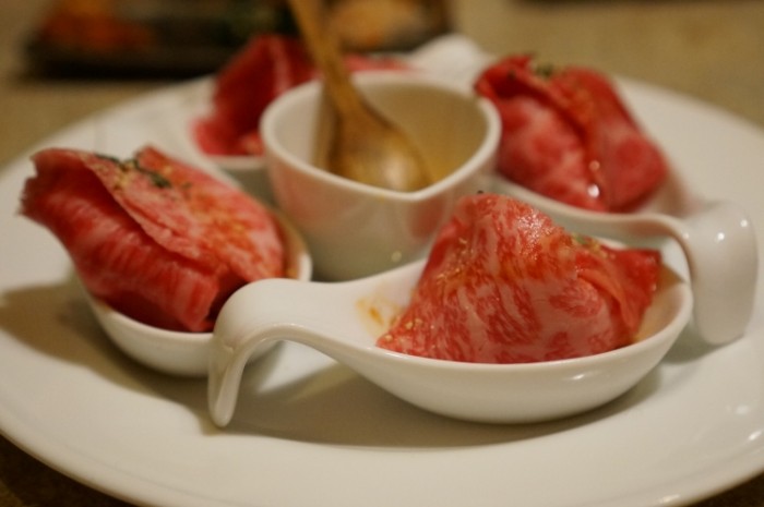 來源: https://loveboeuf.wordpress.com/2015/02/02/%E7%84%BC%E8%82%89-%E9%8A%80%E5%BA%A7%E3%82%B3%E3%83%90%E3%82%A6%E3%81%A7%E4%BB%8A%E5%B9%B4%E3%82%82%E8%96%94%E8%96%87%E8%82%89%EF%BC%86%E6%96%89%E8%97%A4%E7%89%A7%E5%A0%B4%E3%81%AE%E3%82%B7%E3%83%A3/