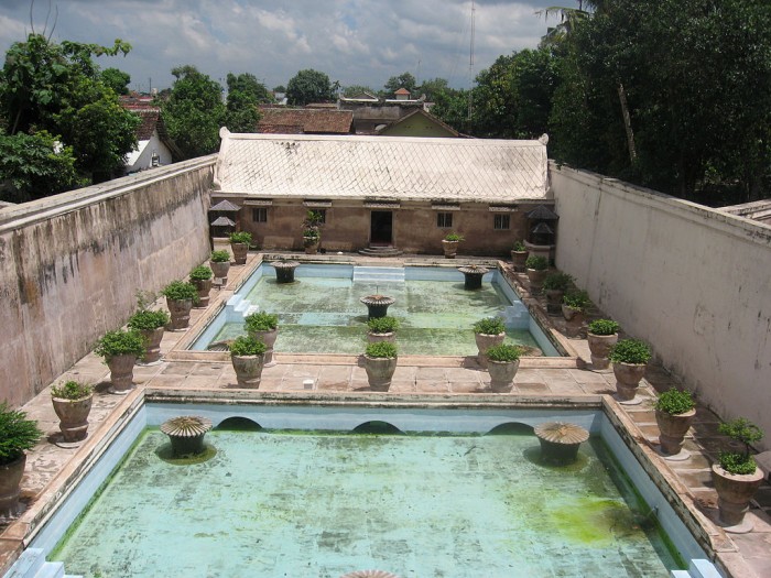 來源: https://en.wikipedia.org/wiki/Taman_Sari_(Yogyakarta)#/media/File:Tamansari_bathing_areas_from_nearby_tower.jpg