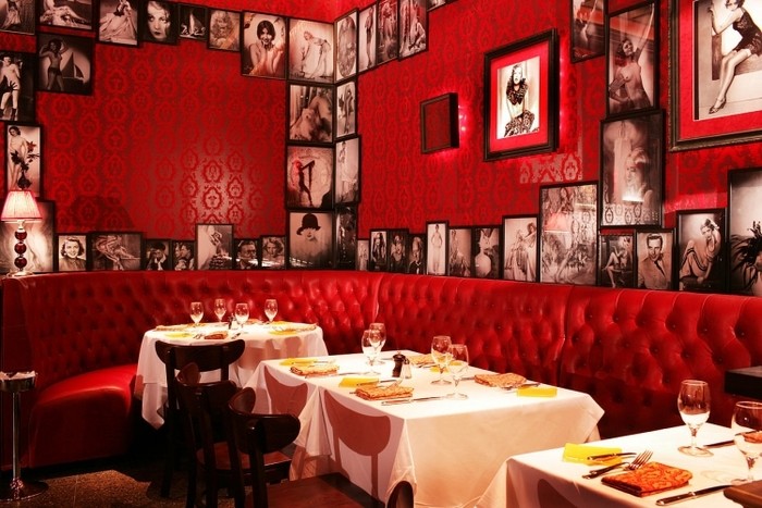 來源: http://en.wikipedia.org/wiki/File:Dining_Room_Closeup_photo_credit_Timothy_Gaylord.jpg