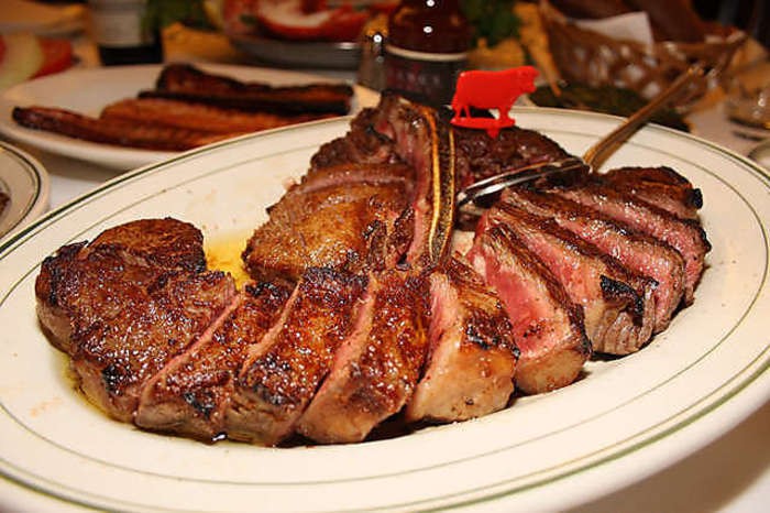 來源: http://www.urbanspoon.com/rph/3/1531318/245334/new-york-wolfgang-s-steakhouse-porterhouse-steak-photo