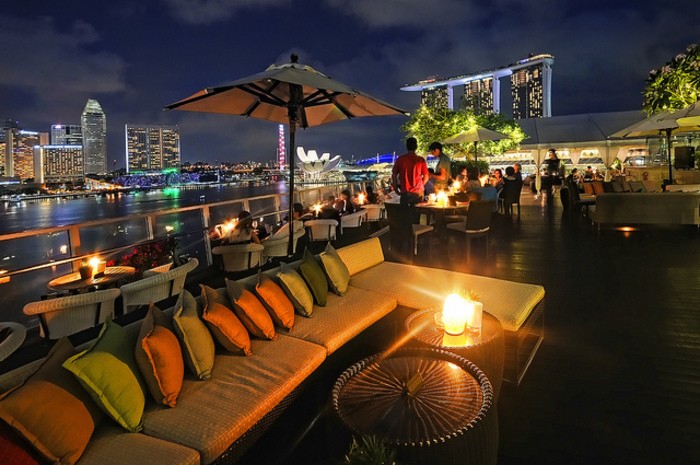 來源: http://asianinteriordesign.net/singapore/top-10-amazing-rooftop-bars-in-singapore-you-need-to-visit/
