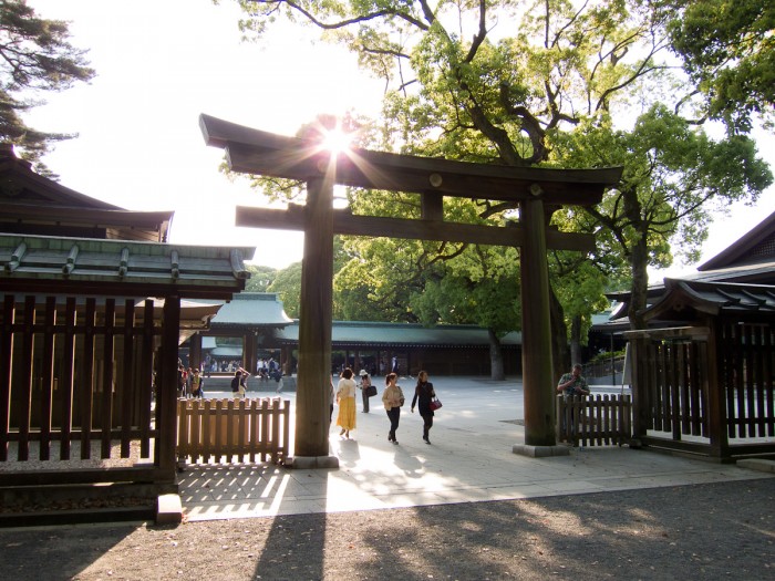 來源: https://commons.wikimedia.org/wiki/File:Meiji-Jingu-Shrine-06.jpg