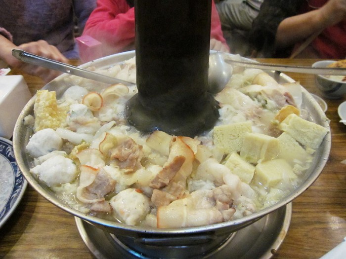 來源: http://blog.xuite.net/thinkher/blog/44770980-%E5%B7%A6%E7%87%9F%E5%8A%89%E5%AE%B6%E9%85%B8%E8%8F%9C%E7%99%BD%E8%82%89%E9%8D%8B