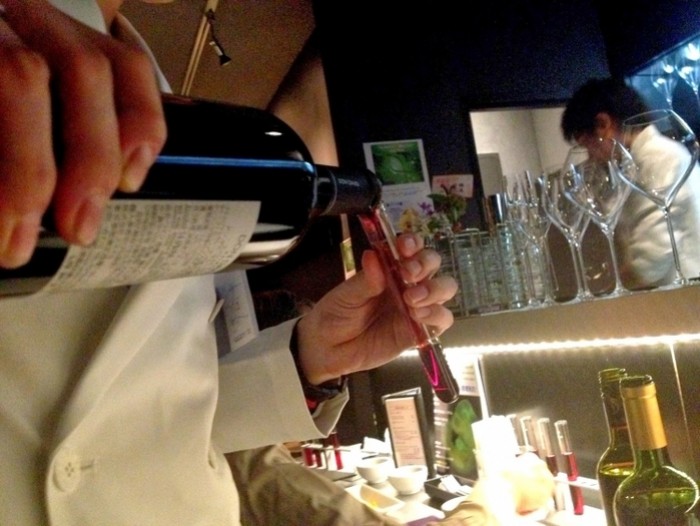 來源: http://flan-a-la-mode.blogspot.jp/2014/04/cool-bar-in-araki-cho.html