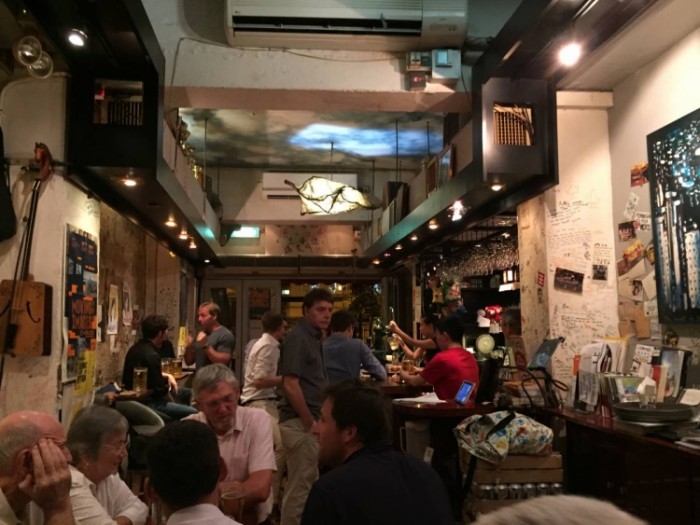 來源: http://blog.ulifestyle.com.hk/blogger/hkfussyeater/2015/06/%E6%96%87%E8%97%9D%E6%94%BF%E6%B2%BB%E6%B0%A3%E6%81%AF%E6%BF%83%E5%8E%9A%E7%9A%84%E9%85%92%E5%90%A7-club-71-%E4%B8%AD%E7%92%B0/
