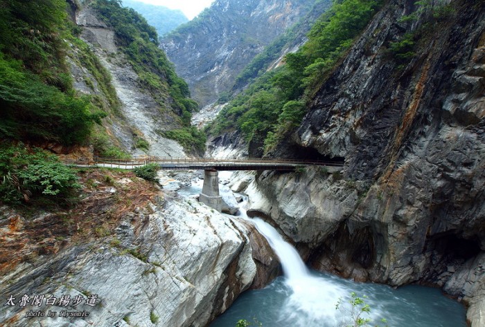 來源: http://blog.xuite.net/chungchi2/flysonic/24953818-%E5%A4%AA%E9%AD%AF%E9%96%A3%E4%B9%8B%E6%97%85%EF%BC%88%E7%99%BD%E6%A5%8A%E3%80%81%E7%B6%A0%E6%B0%B4%E5%90%88%E6%B5%81%E3%80%81%E7%A0%82%E5%8D%A1%E7%A4%91%E6%AD%A5%E9%81%93%EF%BC%89