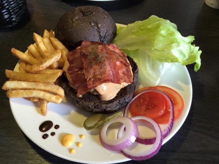 來源: https://www.facebook.com/%E5%B8%83%E9%9B%B7%E5%85%8B%E6%BC%A2%E5%A0%A1Black-Hamburger--290339554496842/