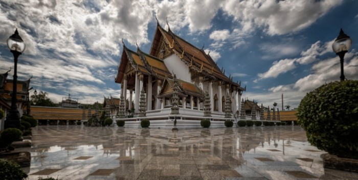 來源: http://www.justwalkedby.com/2013/04/wat-suthat-bangkok/