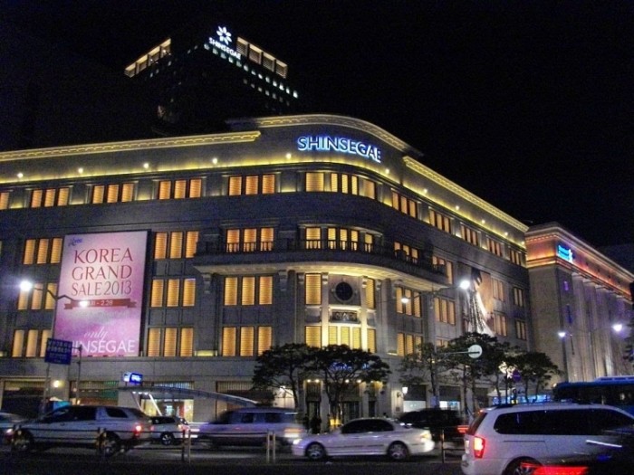 來源: http://commons.wikimedia.org/wiki/File:Shinsegae_Department_Store_Main_Store_at_night_01.JPG