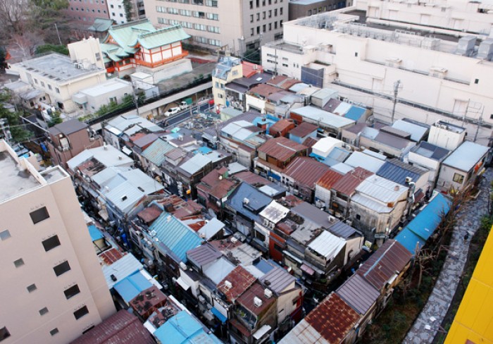 來源: http://ja.wikipedia.org/wiki/%E6%96%B0%E5%AE%BF%E3%82%B4%E3%83%BC%E3%83%AB%E3%83%87%E3%83%B3%E8%A1%97