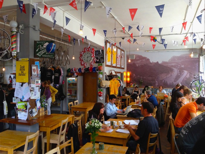 來源: http://www.foundbeautiful.com/2012/07/look-mum-no-hands-cyclists-cafe/