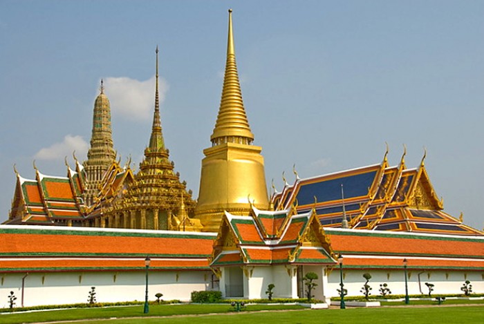 來源: http://travel-tips.s3-website-eu-west-1.amazonaws.com/holidays-Bangkok-Thailand-hotel-package-deal-travel-tips-guide-Thai-Royal-Grand-Palace-Wat-phra-kaew-temple-emerald-buddha.htm