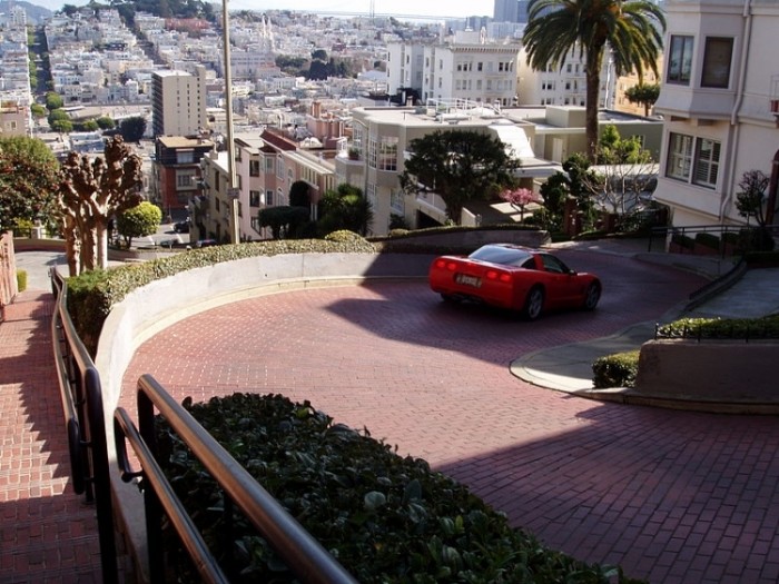 來源: http://commons.wikimedia.org/wiki/File:Lombard_street.jpg