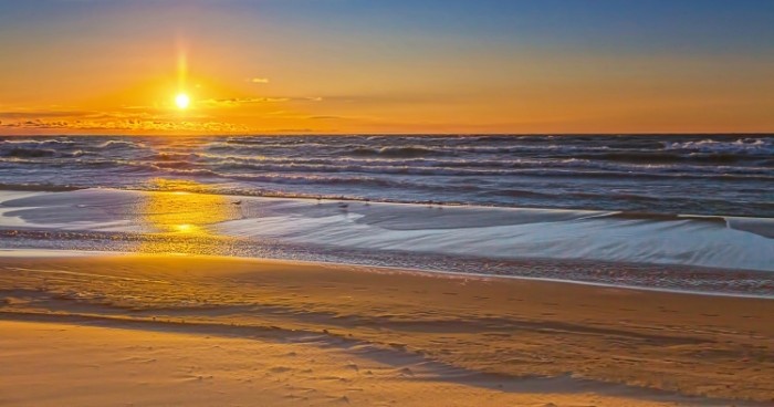 來源: https://photographyjournal2013.wordpress.com/2013/07/24/windy-evening-at-lake-michigan/