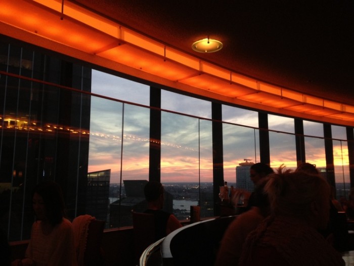 來源: https://fuiprany.wordpress.com/2012/09/15/the-view-restaurant-lounge/