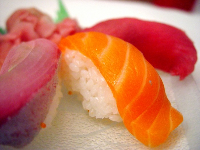 來源: http://commons.wikimedia.org/wiki/File:Salmon_sushi_cut.jpg