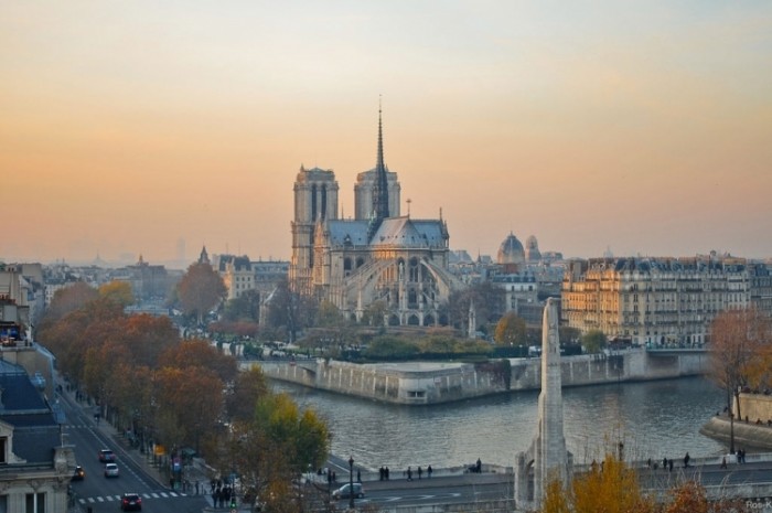 來源: http://commons.wikimedia.org/wiki/File:Couch%C3%A9_de_soleil_sur_Notre_Dame,_pris_depuis_l%27Institut_du_Monde_Arabe,_Paris,_France.jpg