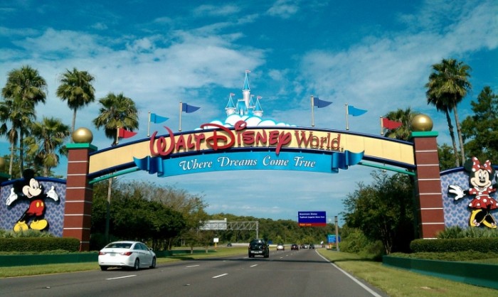 來源: http://commons.wikimedia.org/wiki/File:Walt_Disney_World_Resort_entrance.jpg