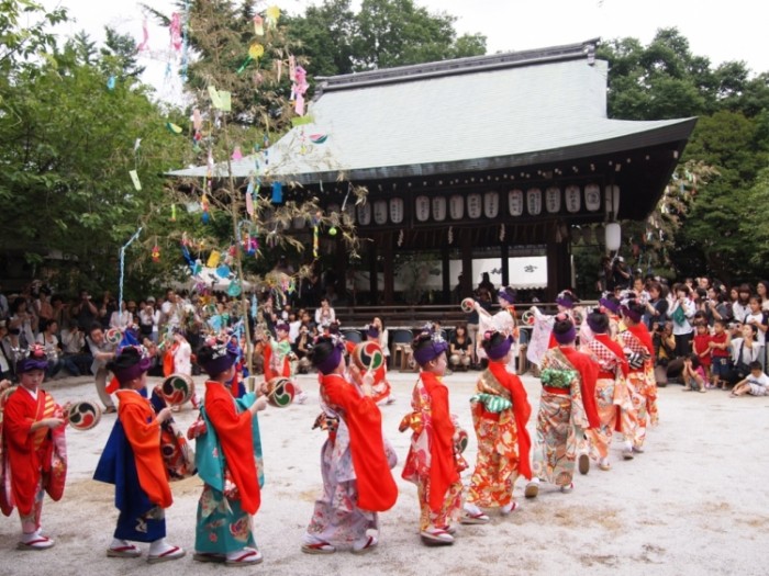 來源: http://kyoto-tabiya.com/blog_higashiyama/%E4%BA%AC%E9%83%BD%E3%80%802012%E5%B9%B4%E3%81%AE%E9%A2%A8%E6%99%AF/attachment/olympus-digital-camera-2630/