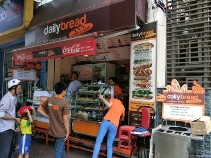 來源: http://blog.moonberry.com/saigon-eats-daily-bread-banh-mi-ngan-moi-ngay/