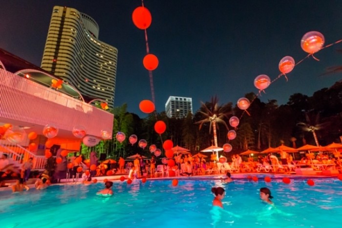 來源: http://www.beoriginale.com/jp/2013/07/26/pool-by-night-the-o-lounge/
