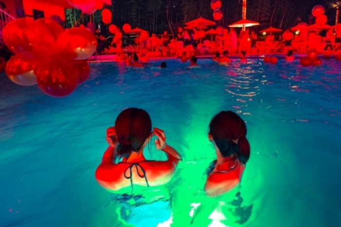 來源: http://www.beoriginale.com/jp/2013/07/26/pool-by-night-the-o-lounge/