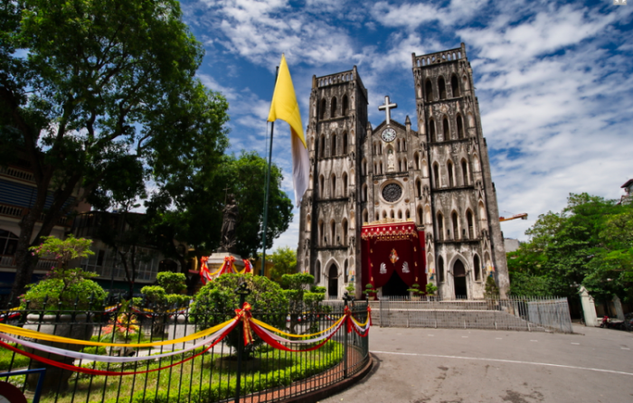 來源: http://hivietnam.vn/looking-for-some-decent-churches-to-pay-a-visit-in-hanoi-we-got-you-a-list-here/