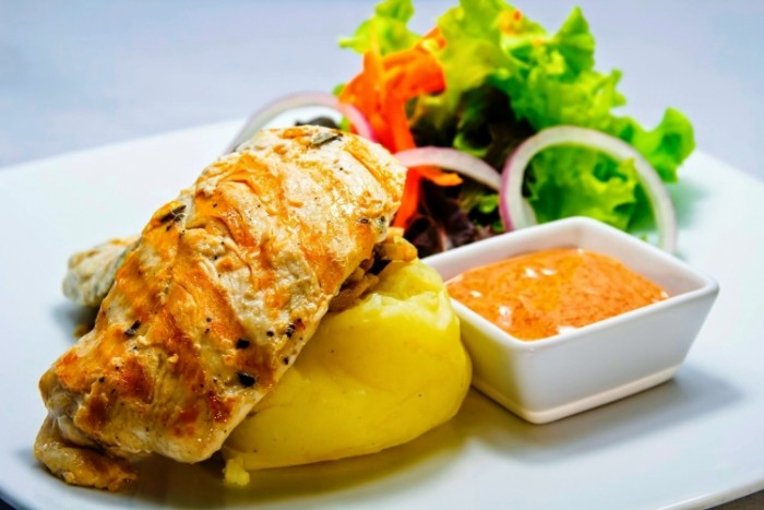 來源: http://www.inspirebangkok.com/bangkok/190-baht-chicken-steak-nest-rooftop-lounge-bangkok/