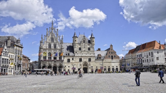 來源: http://commons.wikimedia.org/wiki/File:Mechelen_Grote_Markt_9-06-2012_14-39-43.jpg